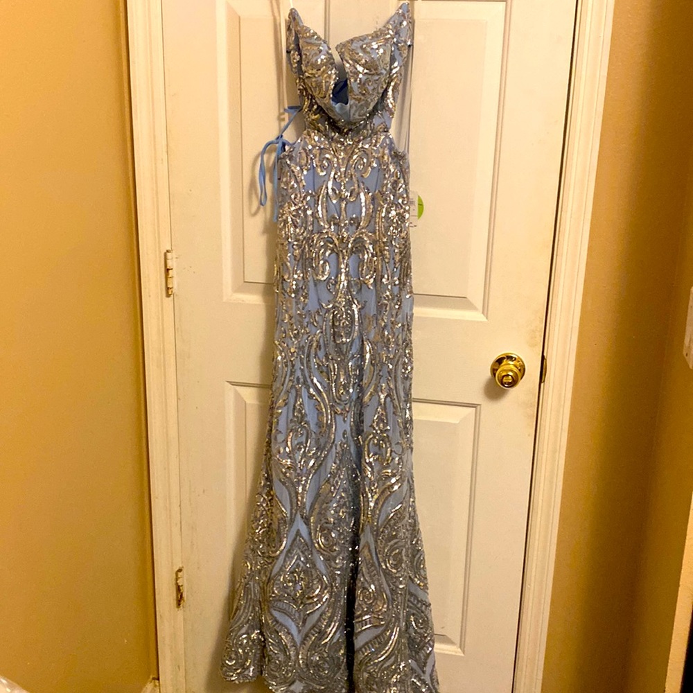 Windsor, Medium gown, partial lace up back